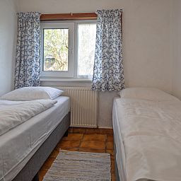Schlafzimmer mit zwei Einzelbetten im Ferienhaus Duumpie, De Dennen, Texel.