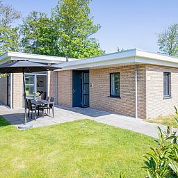 Ferienhaus Bungalowpark Verste Coogh - Hermelijn auf Texel mit Terrasse und Garten in De Dennen.