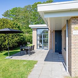 Charmantes Ferienhaus im Bungalowpark Verste Coogh - Hermelijn, Texel mit Terrasse inmitten der Natur.
