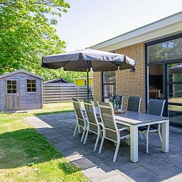 Verste Coogh - Hermelijn auf Texel: Gemuetliche Terrasse mit Esstisch im Garten des Ferienhauses.