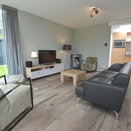 Comfortable sitting area in Tempelierweg 16 - de Brunaire, Texel, with modern furnishings and large windows.