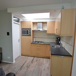 Fully equipped kitchen in Tempelierweg 16 - de Brunaire, vacation home on Texel with modern amenities.