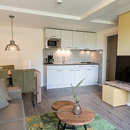 Offene Kueche und Essbereich im Apartment Bos en Duin 32, De Dennen, Texel fuer eine gemuetliche Mahlzeit.