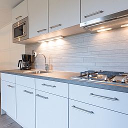 Vollstaendig ausgestattete Kueche des Appartements Bos en Duin 32, De Dennen, Texel mit modernen Geraeten.