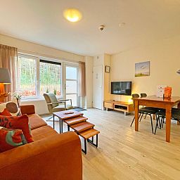 Modern kitchen in Apartment Bos en Duin 08, De Dennen, Texel, with dining area and comfortable amenities.