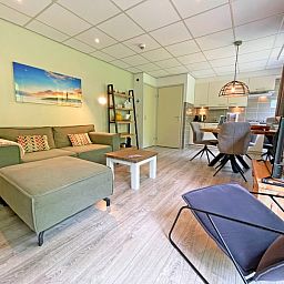 Offene Kueche und Essbereich im Apartment Bos en Duin 23, De Dennen, Texel mit natuerlichem Licht.