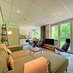 Geraeumiger Wohnraum mit Blick ins Gruene im Appartement Bos en Duin 23, Texel, Waddeninseln.