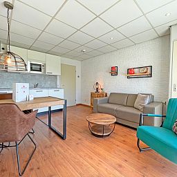 Offene Kueche und Essbereich im Apartment Bos en Duin 18, De Dennen, Texel, ideal fuer einen entspannten Aufenthalt.