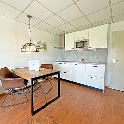 Moderne Kueche im Apartment Bos en Duin 18, De Dennen, Texel mit Essecke und allen notwendigen Annehmlichkeiten.