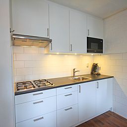 Modern kitchen in Apartment Bos en Duin 33, De Dennen, Texel with all the necessary equipment for a comfortable stay.