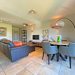 Ruime eetkamer in Appartement Bos en Duin 37, De Dennen, Texel met stijlvol design en veel natuurlijk licht.