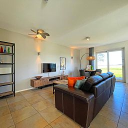 Open keuken in Appartement Bos en Duin 37, De Dennen, Texel met moderne apparatuur en uitzicht op de natuur.