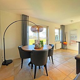 Moderne keuken in Appartement Bos en Duin 37, De Dennen, Texel met strakke lijnen en veel werkruimte.