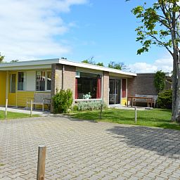 Ferienhaus Bungalow Verste Coogh 62 in De Dennen, Texel mit grosser Auffahrt und Garten.