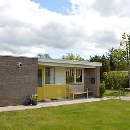 Charmantes Ferienhaus Bungalow Verste Coogh 62 in De Dennen, Texel mit Frontansicht.