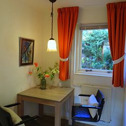 Gemuetliches Esszimmer im Ferienhaus Dune Rabbit, De Dennen, Texel, mit stimmungsvoller Dekoration.