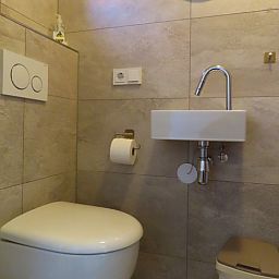 Modernes Badezimmer im Ferienhaus Dunkonijn, De Dennen, Texel, mit stilvollen Sanitaeranlagen.