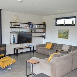 Gezellige woonkamer van vakantiehuis 't Hoogelandt 98 - Zeelust, De Dennen, Texel met comfortabele zithoek.