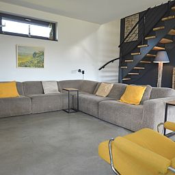 Stijlvolle trap en zithoek in vakantiehuis 't Hoogelandt 98 - Zeelust, De Dennen, Texel.