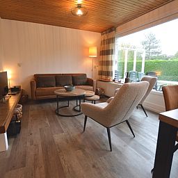 Comfortabele zithoek in Vakantiehuis de Parel 234, Texel, perfect voor ontspanning.