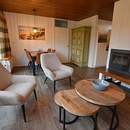 Eetruimte in Vakantiehuis de Parel 234, De Dennen, Texel met sfeervolle inrichting.