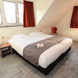 Lichte slaapkamer met uitzicht in vakantiehuis Bungalowpark 't Hoogelandt - De Zandkes, Texel.