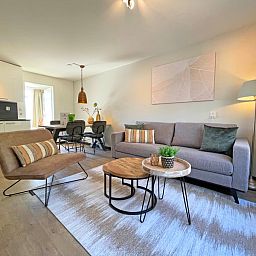 Gemuetliche Sitzecke im Apartment Bos en Duin 09, Ferienunterkunft in De Dennen, Texel mit Sofa und Sesseln.