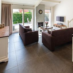 Gezellige woonkamer in vakantiehuis Gortersmient 224, Bungalowpark Gortersmient, De Dennen, Texel. Ideaal voor ontspanning op de Waddeneilanden.