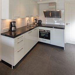 Volledig uitgeruste keuken in vakantiehuis Gortersmient 224, Bungalowpark Gortersmient, De Dennen, Texel. Kookplezier op de Waddeneilanden.