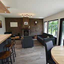 Gezellige woonkamer in Tempelierweg 17 vakantiehuis, De Dennen, Texel, met uitzicht op de tuin.