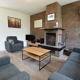 Sfeervolle zithoek met open haard in Tempelierweg 17 vakantiehuis, De Dennen, Texel.