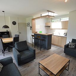 Open keuken en woonkamer in Tempelierweg 17 vakantiehuis, De Dennen, Texel, met moderne inrichting.