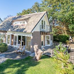 Vacation home Landhuis Tempelierweg 22 in De Dennen, Texel, surrounded by green nature.