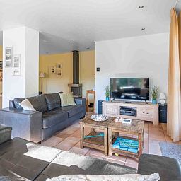 Interior space of Landhuis Tempelierweg 22 in De Dennen, Texel, with modern furnishings.