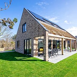 Vakantiehuis bij Bungalowpark 't Luwe Land - Nieuw Vredelust, De Dennen, Texel. Geniet van de serene natuur en zonnige veranda.