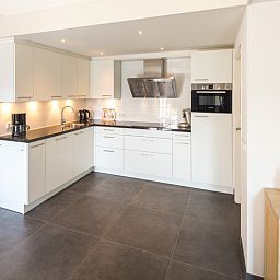 Vollstaendig ausgestattete Kueche im Ferienhaus Gortersmient 206, Bungalowpark Gortersmient, Texel.