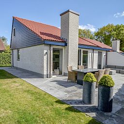 Geraeumige Terrasse im Ferienhaus Gortersmient 222 im Bungalowpark Gortersmient, De Dennen, Texel.