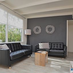 Geraeumiger Wohnraum im Bungalow 't Hoogelandt 24, De Dennen, Texel mit Wohn- und Essbereich in offener Bauweise.