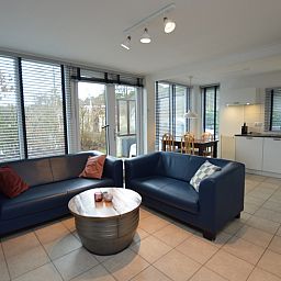 Heller Wohnbereich im Ferienhaus de Parel 244, De Dennen, Texel mit moderner Kueche und Essbereich auf den Watteninseln.