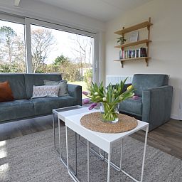 Cozy living room in Bungalow Verste Coogh 58, De Dennen, Texel with comfortable seating.
