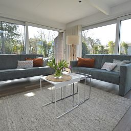 Bright living room of Bungalow Verste Coogh 58 in De Dennen, Texel overlooking the garden.