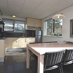 Stilvolle Kueche und Essbereich im Ferienhaus 't Hoogelandt 36, De Dennen, Texel mit Blick auf die Natur.