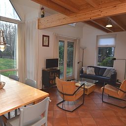 Gezellige woonkamer van Monnikenweg 11 in De Dennen, Texel met veel lichtinval.