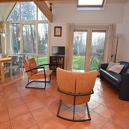 Comfortabele leefruimte in Monnikenweg 11, De Dennen, Texel met uitzicht op de tuin.