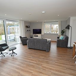 Lichte woonkamer van Vakantiehuis de Parel 168 in De Dennen, Texel met moderne inrichting.