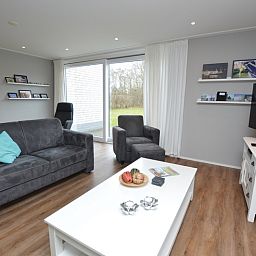 Gezellige woonkamer in Vakantiehuis de Parel 168, De Dennen, Texel met ruime ramen.