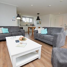 Moderne open keuken en woonkamer in Vakantiehuis de Parel 168, De Dennen, Texel.