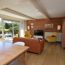 Helles Wohnzimmer mit grossen Fenstern im Bungalow Verste Coogh 64, De Dennen, Texel.