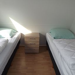 Gemuetliches Schlafzimmer mit zwei Einzelbetten im Ferienhaus Gortersmient 234, De Dennen, Texel.