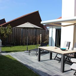 Buitenzitje en barbecue in de tuin van Vakantiehuis Gortersmient 256, Texel.